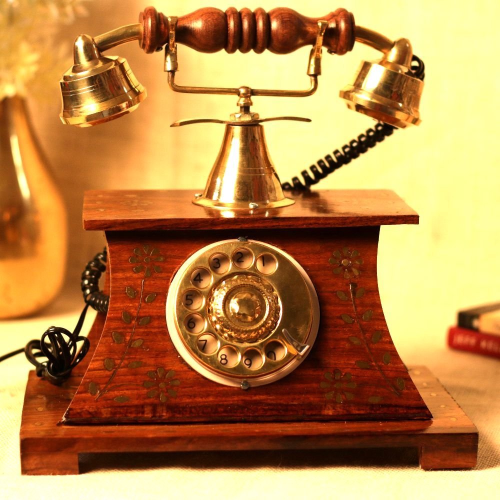 Vintage-Style Wooden Telephone - Image 4