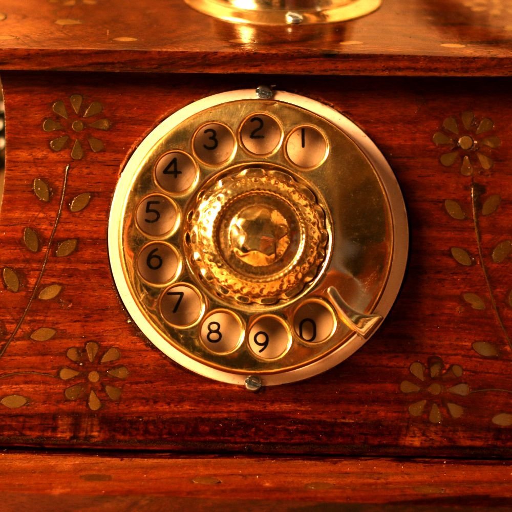 Vintage-Style Wooden Telephone - Image 3
