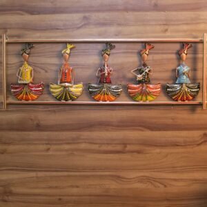 IRON PAINTED WALL MUSICAL 5 SITTING MAN FRAME