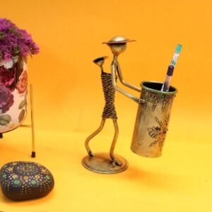 IRON PAINTED WIRE LADY PEN STAND