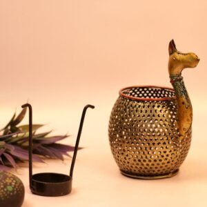 Llama Shaped Tea Light Holder – 6.5 ′′ Gold Iron Lantern for Festive Decor